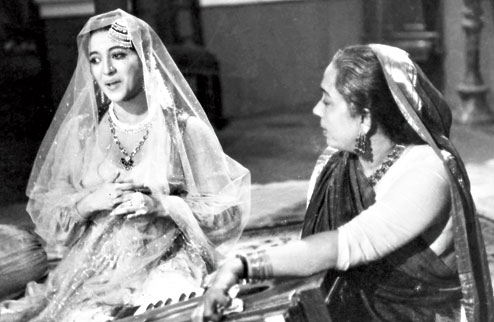 Panna Bai (Suchitra Sen) being tutored by the Bai ji (Chhaya Devi)