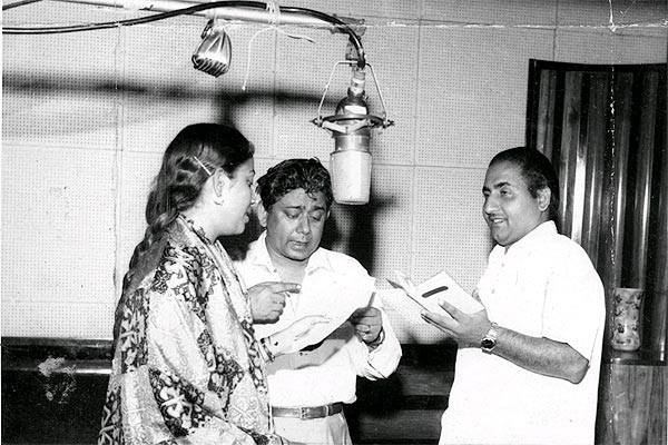 Chitragupt recording a song with Geeta Dutt and Mohd Rafi