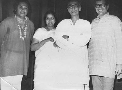 Kishore Kumar with Asha Bhonsle, SD Burman and Vijay Anand