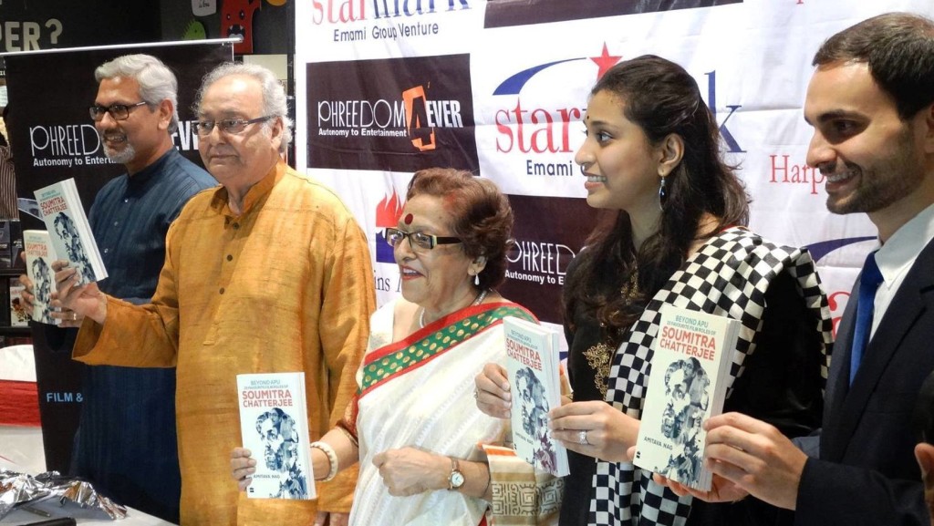 Beyond Apu the book been launched at Starmark Bookstore, Quest Mall.L to R: Amitava Nag, Soumitra Chatterjee, veteran film writer Shoma A. Chatterji, Sunayna Saraswat of Harper Collins India, Damien Syed Consul General France in Kolkata (Pic.: Koushik Chattopadhyay) 
