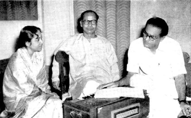 Composer Santosh Sengupta with Hemant Kumar & Geeta Dutt in 1961