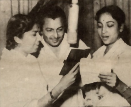 Madan Mohan with Lata Mangeshkar and Geeta Dutt at a recording from the film Baap Bete (1954)
