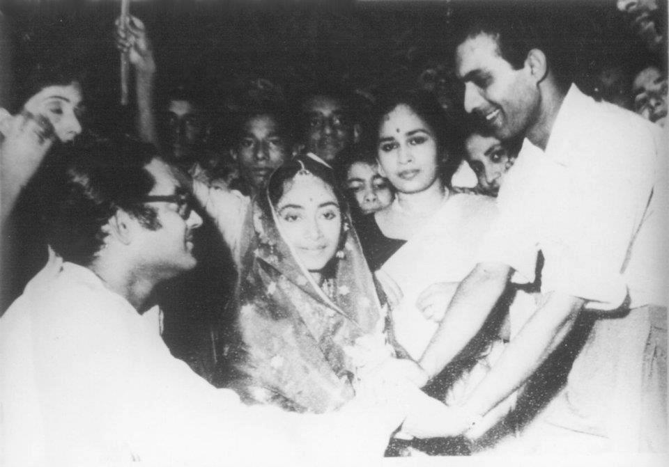 Talat Mahmood at the marriage ceremony of Geeta Dutt and Guru Dutt.