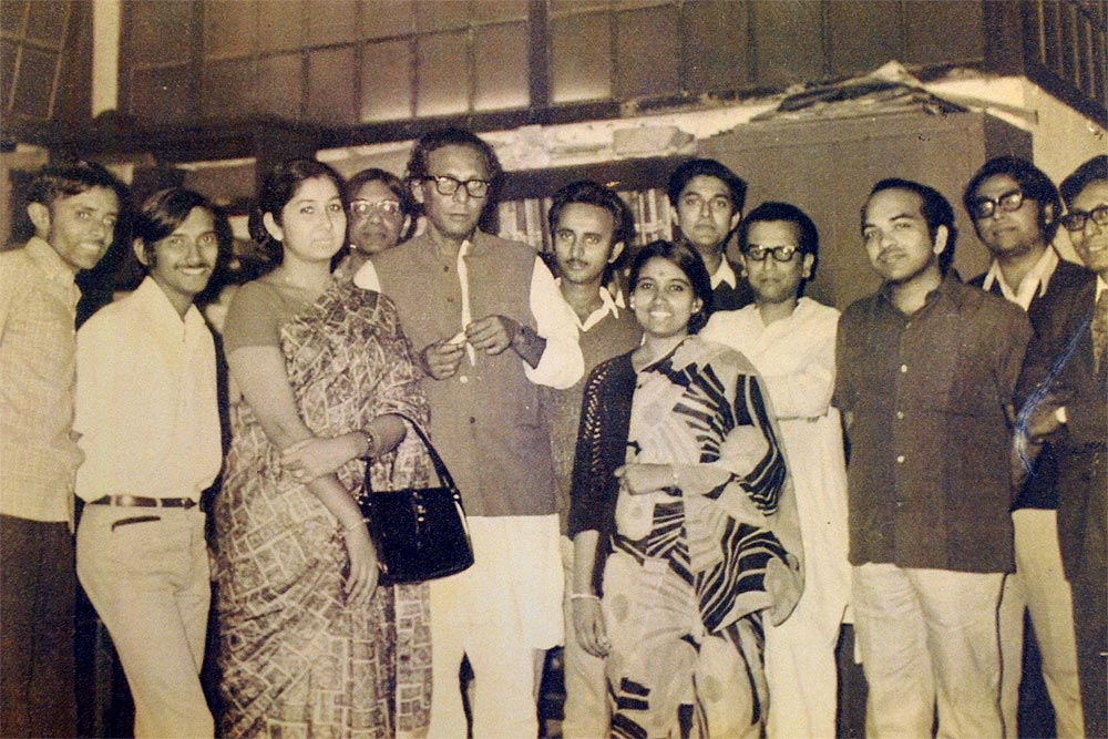 Mrinal Sen with CFS members at Calcutta 71 inaugural show (Pic Courtesy: Internet)