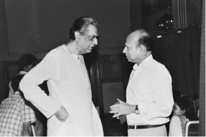 Satyajit Ray discussing with Tapan Sinha (Coutesy: Abesh Das, Photograph: Sukumar Roy)