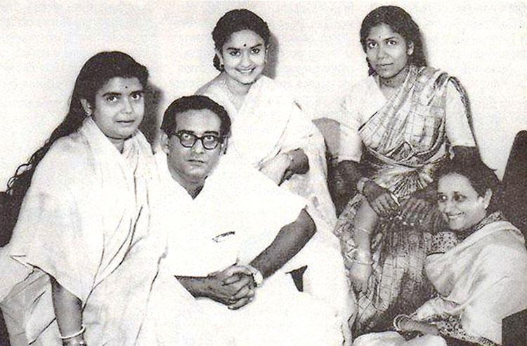 Singers Pratima Bandopadhyay, Alpana Banerjee, Sandhya Mukherjee and Bela Mukherjee with Hemant Kumar.