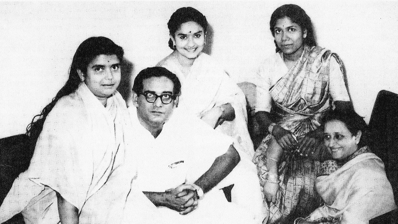 Singers Pratima Bandopadhyay, Alpana Banerjee, Sandhya Mukherjee and Bela Mukherjee with Hemant Kumar. 