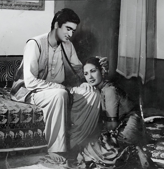 Sunil Dutt and Meena Kumari in Ek Hi Rasta