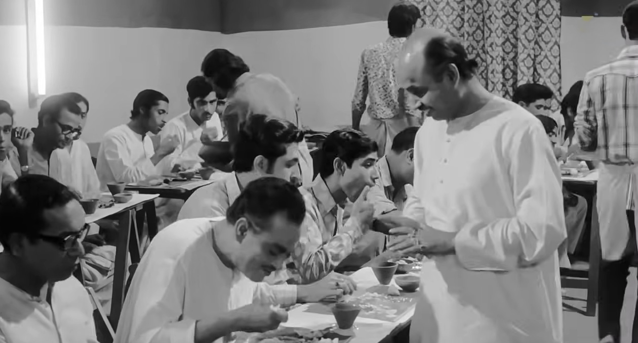 Santosh Dutta and Kali Banerjee in Harmonium