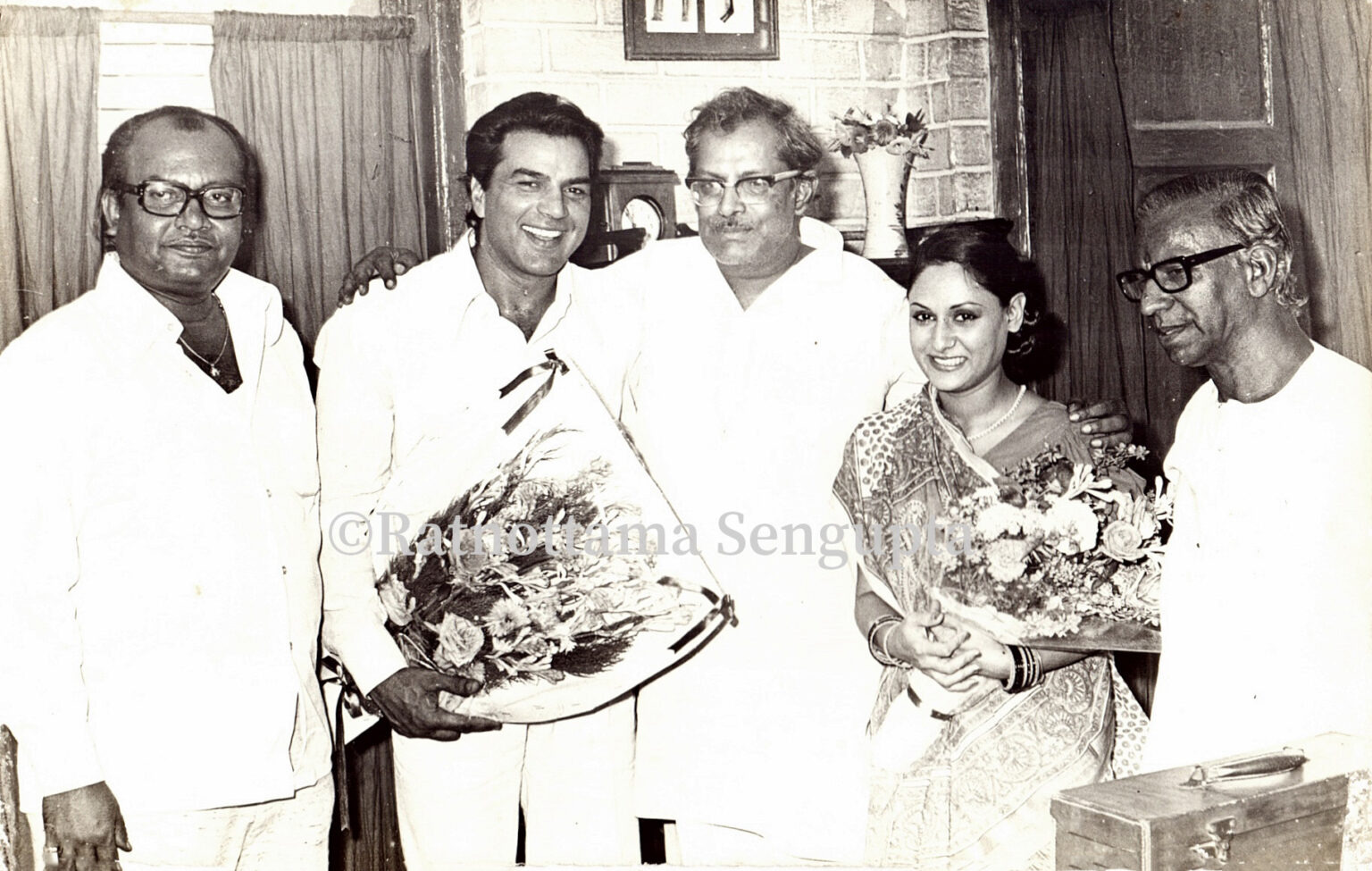 Dulal Guha, Dharmendra, Hrishikesh Mukherjee, Jaya, and Nabendu Ghosh ...