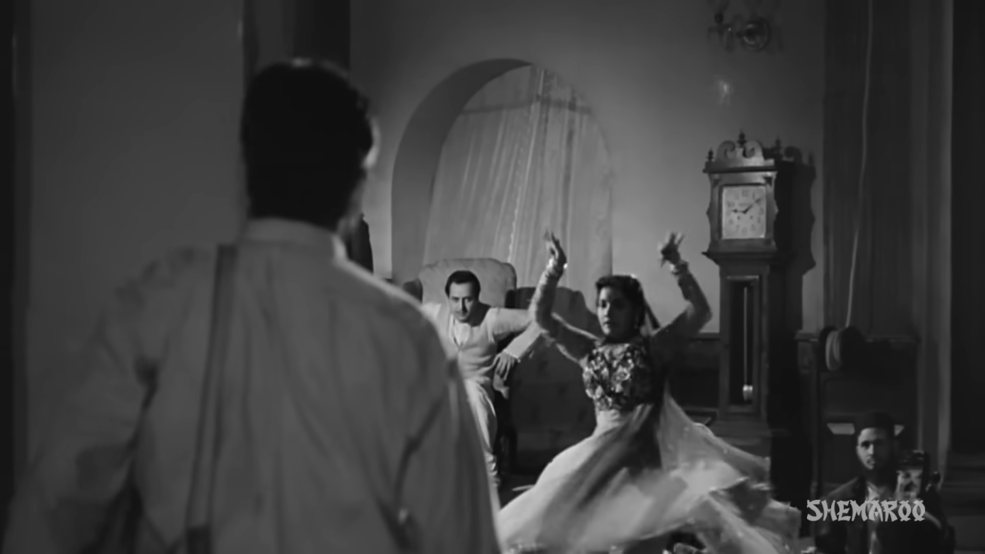 Hum haal-e-dil sunaayenge suniye ke na suniye