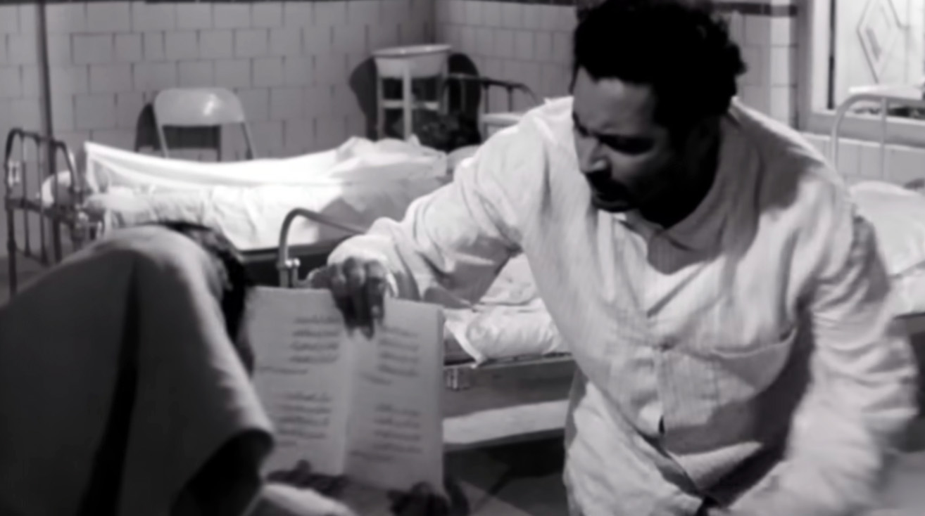 Vijay notices the book Parchhaiyan in the nurse's hands