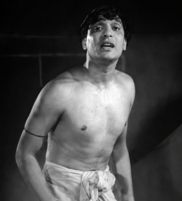 Uttam Kumar as village simpleton in Champadangar Bou