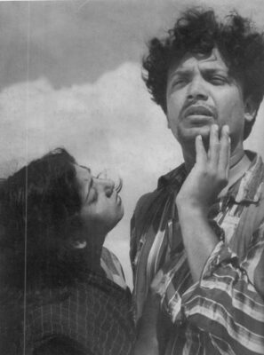 Sabitri Chatterjee and Uttam Kumar in Marutirtha Hinglaj