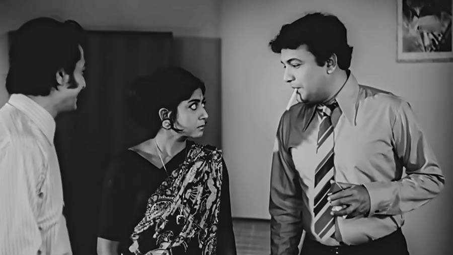 Ranjit Mullick, Sabitri Chatterjee and Uttam Kumar in Mouchak
