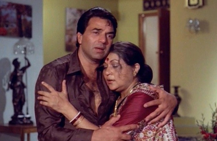 Dharmendra and Nirupa Roy in Main Intaquam Loonga