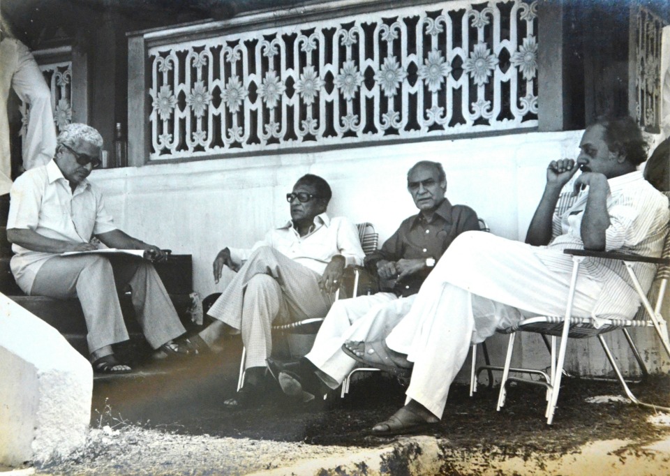Basu Chatterji with Ashok Kumar, A K Hangal and Utpal Dutt on the sets of Shaukeen
