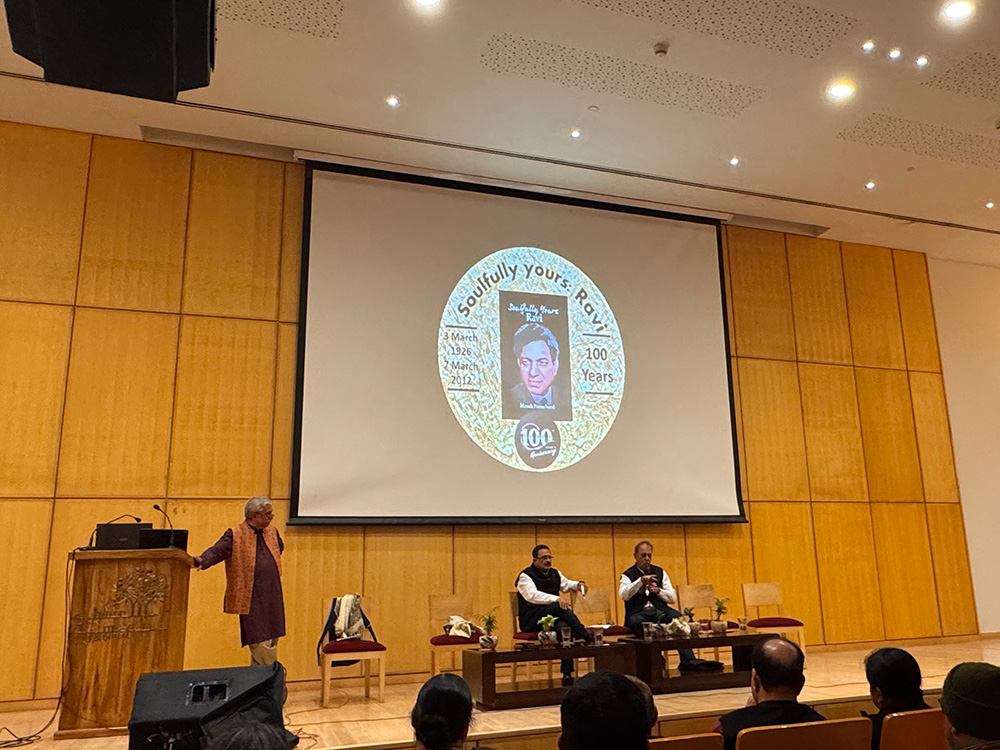 Manek Premchand, Dr. Mukund Jagannathan, and Kamal Malhotra on stage during the Ravi tribute event in Patna.